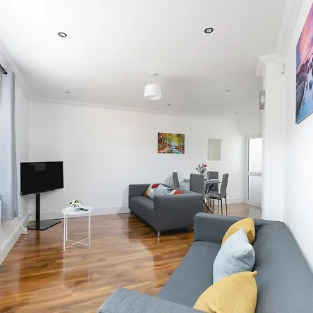Skyvillion - London Enfield 4 Bedroom Cosy House Free Parking Garden